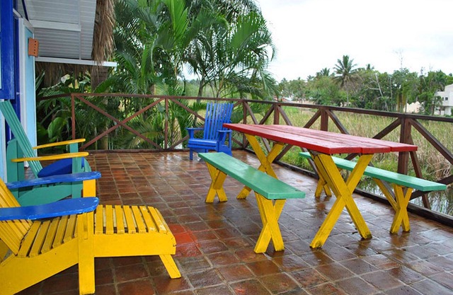 2BD treehouse in lush tropical settings, near restaurants/shops/beach