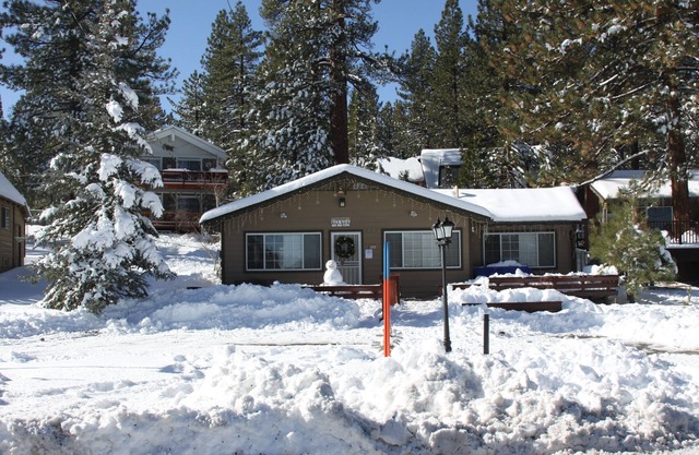 2bd2bth CABIN with WIFI, HotTub, Full Kitchen, smart tv/Book1week get 20%off