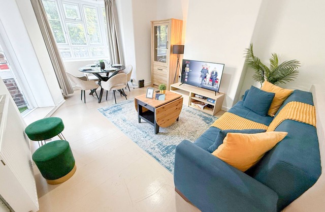 2BDR flat w. Balcony | Hammersmith, Shepherds Bush