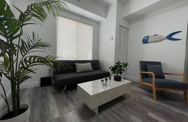 2bed/1 bath apt w/parking great location!