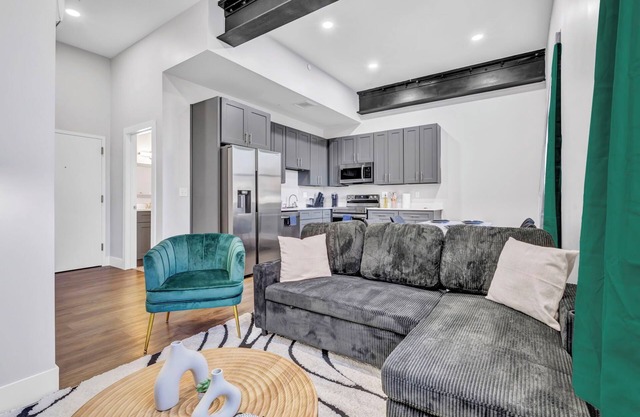 2Bed 1Bath 10 Min to DT Ping Pong Gym