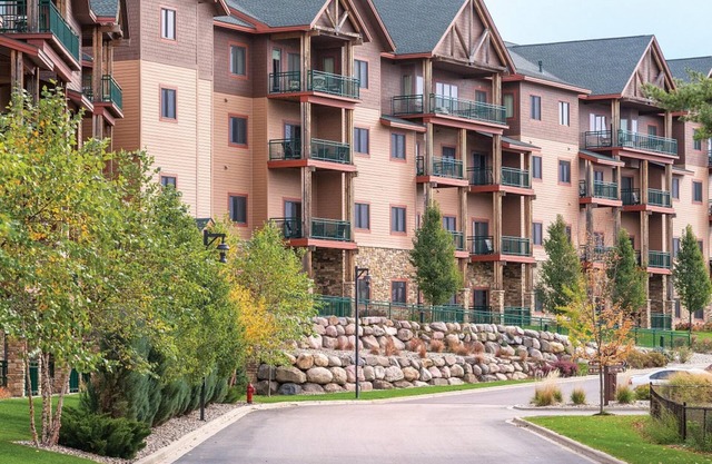 2Bed/2Bath Deluxe Suite in our Dells Resort w/Access to Wilderness Territory!