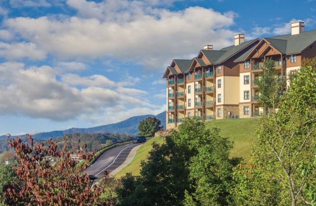 2Bed/2Bath - Smoky Mountains Retreat! Gorgeous Views, Pools, + More!