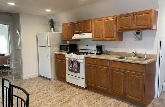 2Bedroom Apt on 3rd Floor - with Parking