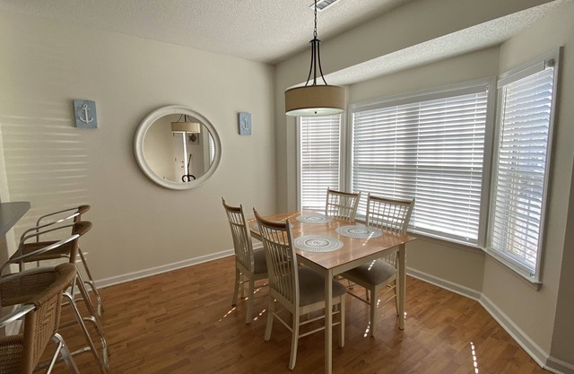 2BR 1BA Beside Dunkin. Walk to Marshwalk, Bike Path, Inlet, Marina and Beach!