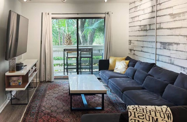 2BR/2BA condo at Fiddler’s Cove, steps to the beach with pools, hot tub, tennis, pickleball, and beach gear included.