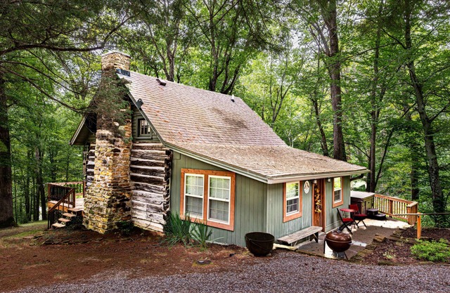 2BR , 2BA Log Cabin