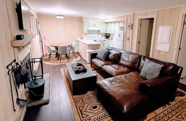 2BR 2BA - MT SNOW, SKI BACK TRAIL, FREE SHUTTLE, POOL, BBQ - Green Mountain Den