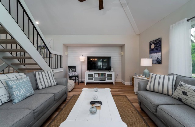 2BR/2BA Spinnaker! Great Beach Location! Amenity Cards! Pet Friendly!