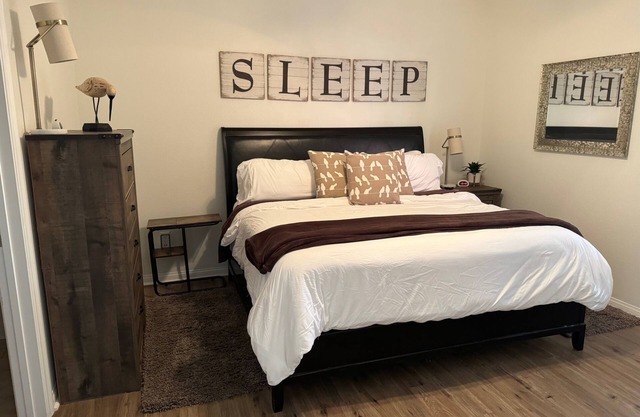 2BR + 2FB-End Unit with Mountain View -Ground Floor - No Stairs!