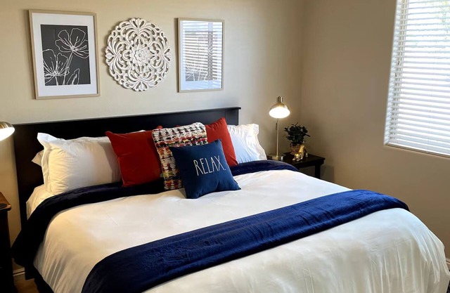 2BR/2FB Ground Floor - No Stairs w/2 Car Garage