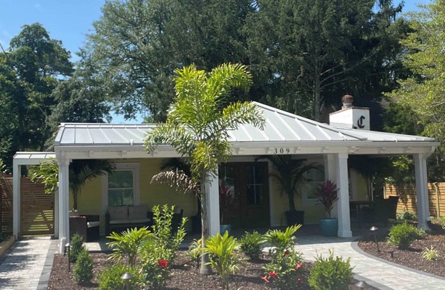 2BR Bungalow -patio space-dog friendly- sleeps 4