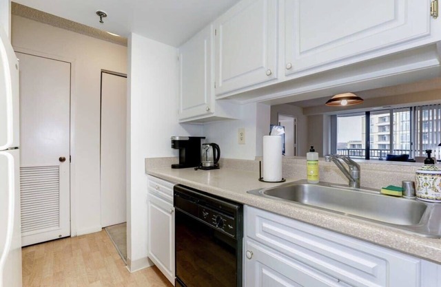 2BR Central Apartment Spacious Layout & Balcony