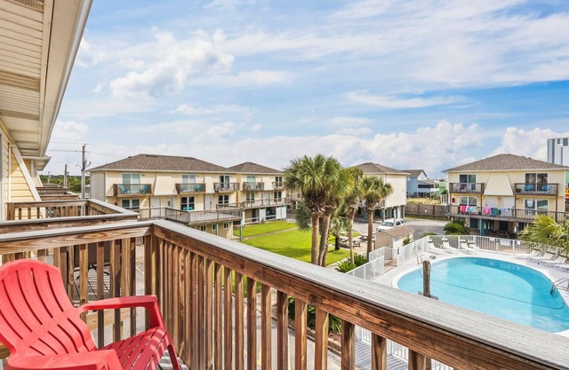 2BR condo w/pool, deeded beach access & walk to The Hangout