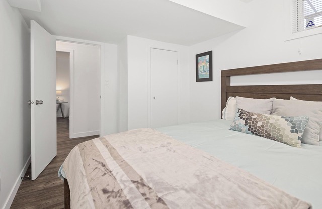 2BR Lower Suite near Broadway w/Fireplace