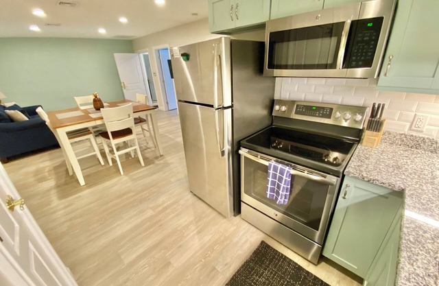 2BR - Off Bellevue, Nautical Newport, Centrally Located, Walk to everything!