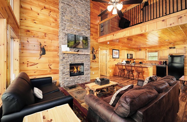 2BR, sleeps up to 10, less than 8 minutes to Dollywood, Island, Parkway!