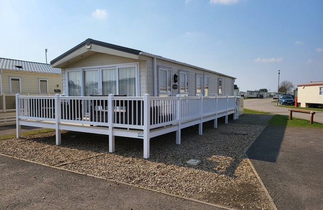 2BR-Sleeps6-Fireplace-Parking-Patio-Seaside