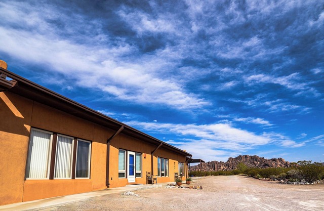 2BR Southwest Suite Amazing Views/Sunsets 5 min to Hueco Tanks