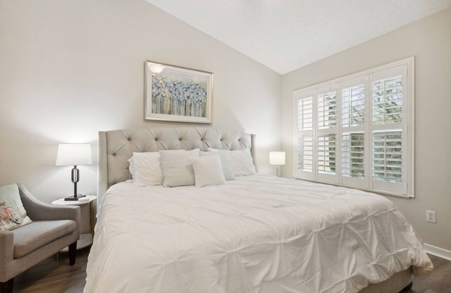 2min walk to beach. Dogs Welcome! Pool View. Close to The Ritz Carlton!