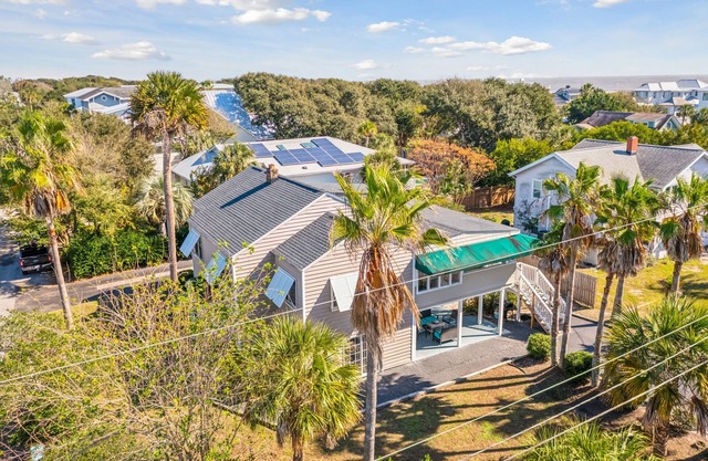 2nd Story Duplex w/Porch~2 Min Walk to Beach ~ Family Friendly ~ Dog Friendly