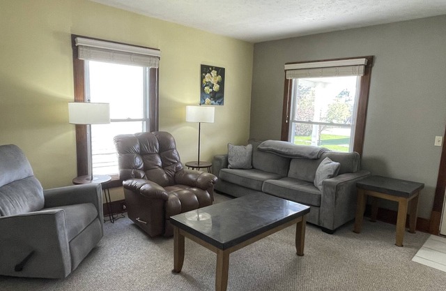 3/1 Clean and Comfortable Home in Historic Bedford