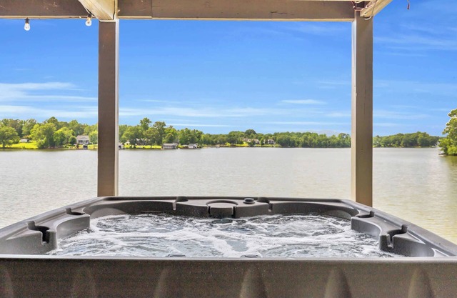 3/2 Lake Front - Hot Tub - 2 King Beds - Sleeps 8