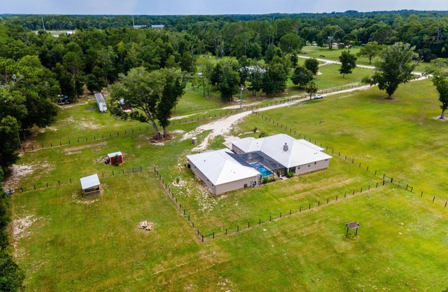 3/2 updated pool home that sleeps 8 about 5 minutes from WEC