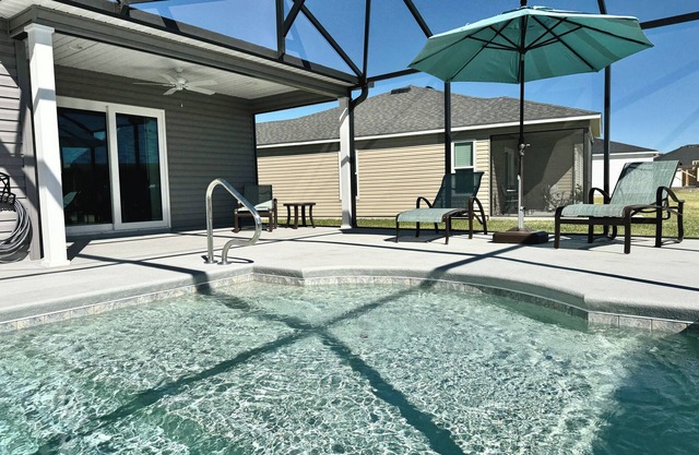 3/2 with a POOL in The Village of Shady Brook !
