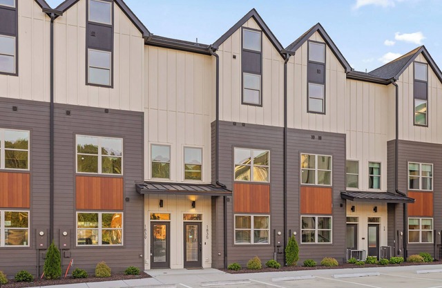 3/3 sauna, arcade, play couch, 70" TV, fire pit, balconies, 6 min from downtown