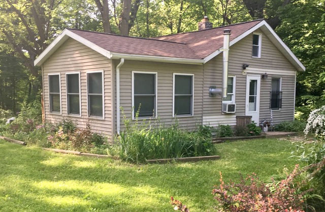 3+ acres of privacy! Biking, Pups & Walking: Nirvana! 7 minutes to hip 3 Oaks!