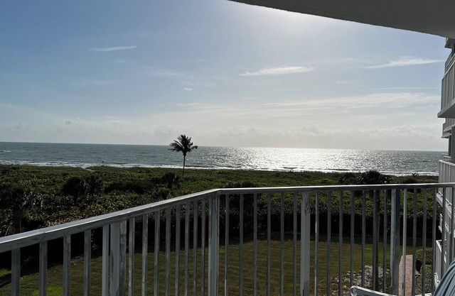 3-bdr , 2bth condo Ocean front in N. Hutchinson Island Fl, w/fitness room, WiFi