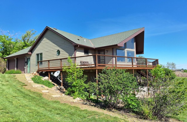 3 Bdrm Acreage W/Panoramic View!