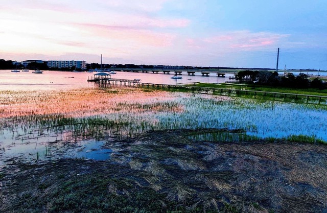 3 Bdrm Townhome With Stunning River Views! Easy walk to shops/beach!