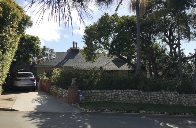 3 bed 2 bath Beach cottage 1750 sq ft with gardens 15 minute walk to the beach