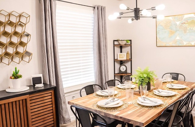 3 bed, 2 bath Luxury Home- SteamPunk Station close to everything!