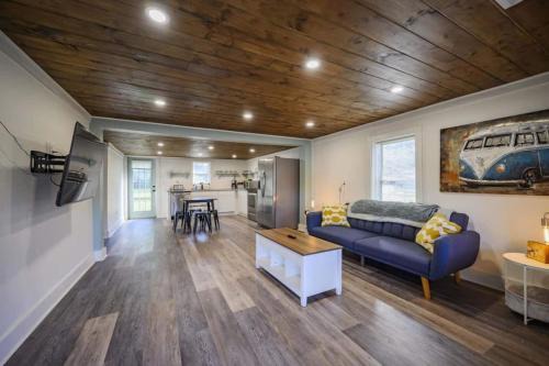 3 Bed 2 Bath Renovated Home Near The Lake