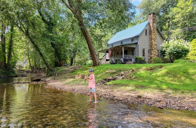 3 Bed/3.5 Bath on the River, Firepit, Firetable, CornHole, Amazing Location!