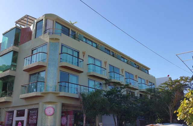 3 Bed, 3 Bath Condo On 5th Ave! Wifi, Pool, Gym, Parking, 2 Blocks To The Beach!