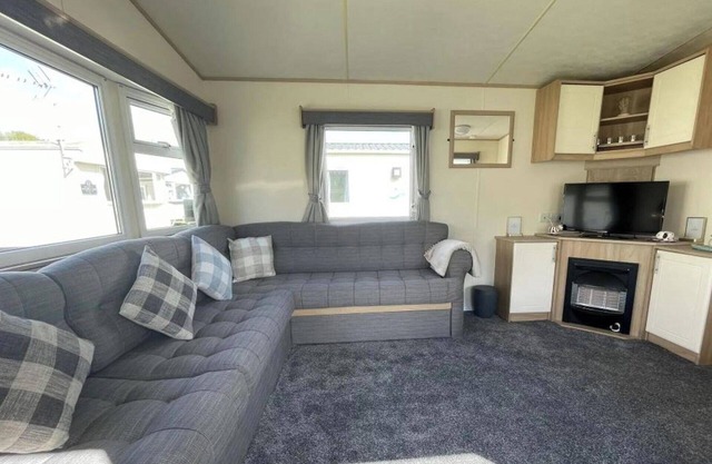 3 Bed Caravan Sleeps 8 - Parking, Bbq, Pool