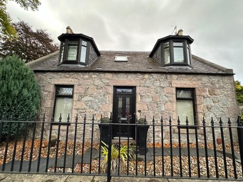 3 Bed Cottage Sleeps 2 with Parking Garden & Wifi