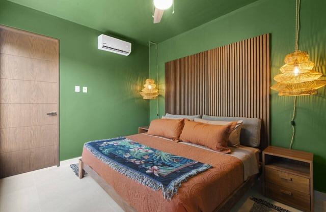 3 bed penthouse w/yard/pools, rooftop, a/c, 10 minute drive to the beach