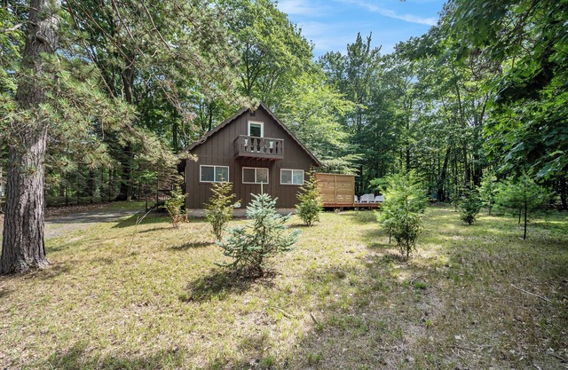 3 Bedroom, 1.5 Bath Chalet minutes from Hamlin Lake. Sleeps 8
