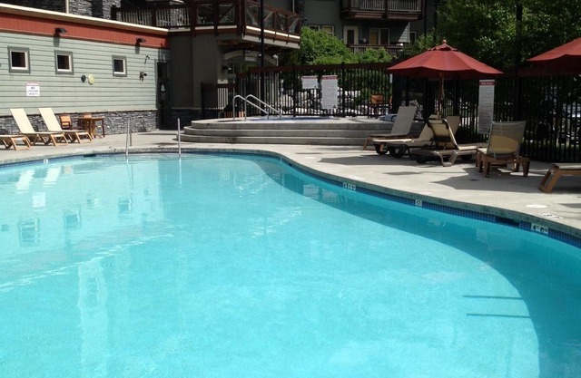 3 Bedroom -2 Plus Den- Mountain Getaway- Sleeps up to 12!