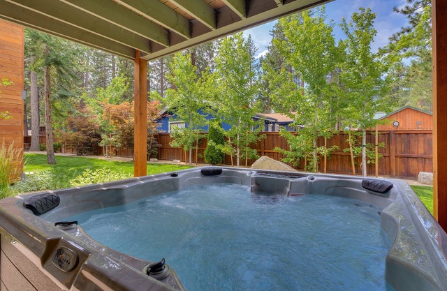 3 Bedroom, AC, Hot Tub, Grill, Newly Built, Open Floor Plan, Wifi, 1 of 6 – Emerald Bay Escape