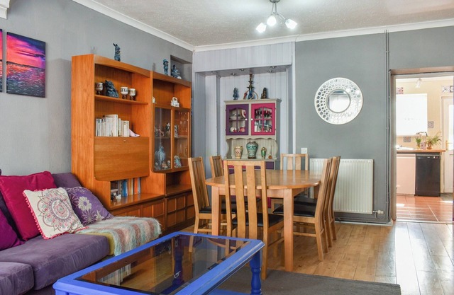 3 bedroom accommodation in Banwen Neath