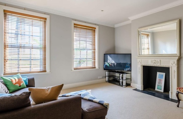 3 bedroom accommodation in Kennington, London