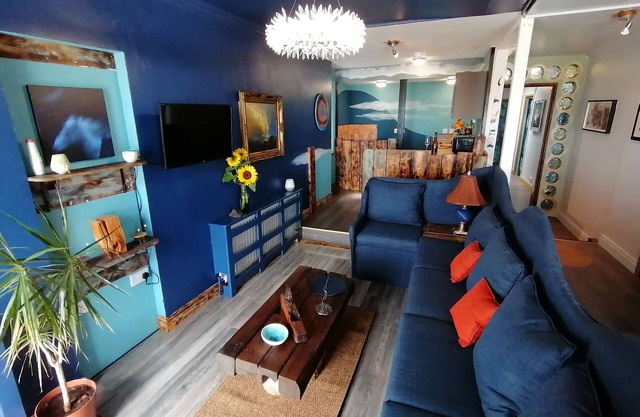 3 bedroom boutique art apartment with sea views