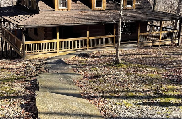 3-bedroom cabin with a loft in lovely Eddyville with WiFi, AC