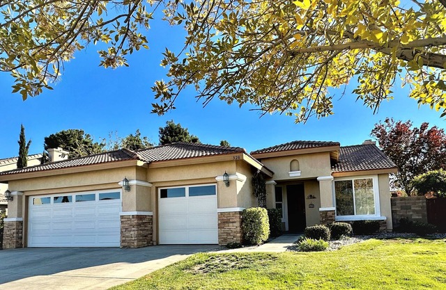 3 Bedroom Home Great Area Near Shops & Restaurants!